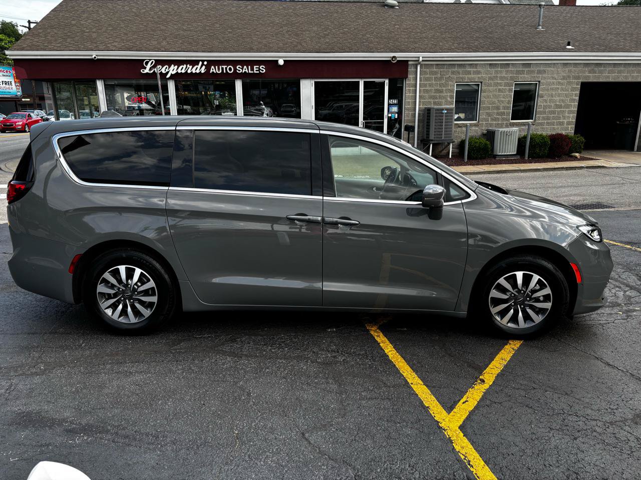 Used 2022 Chrysler Pacifica Touring-L w/ Uconnect Theater Family Group FWD image 8