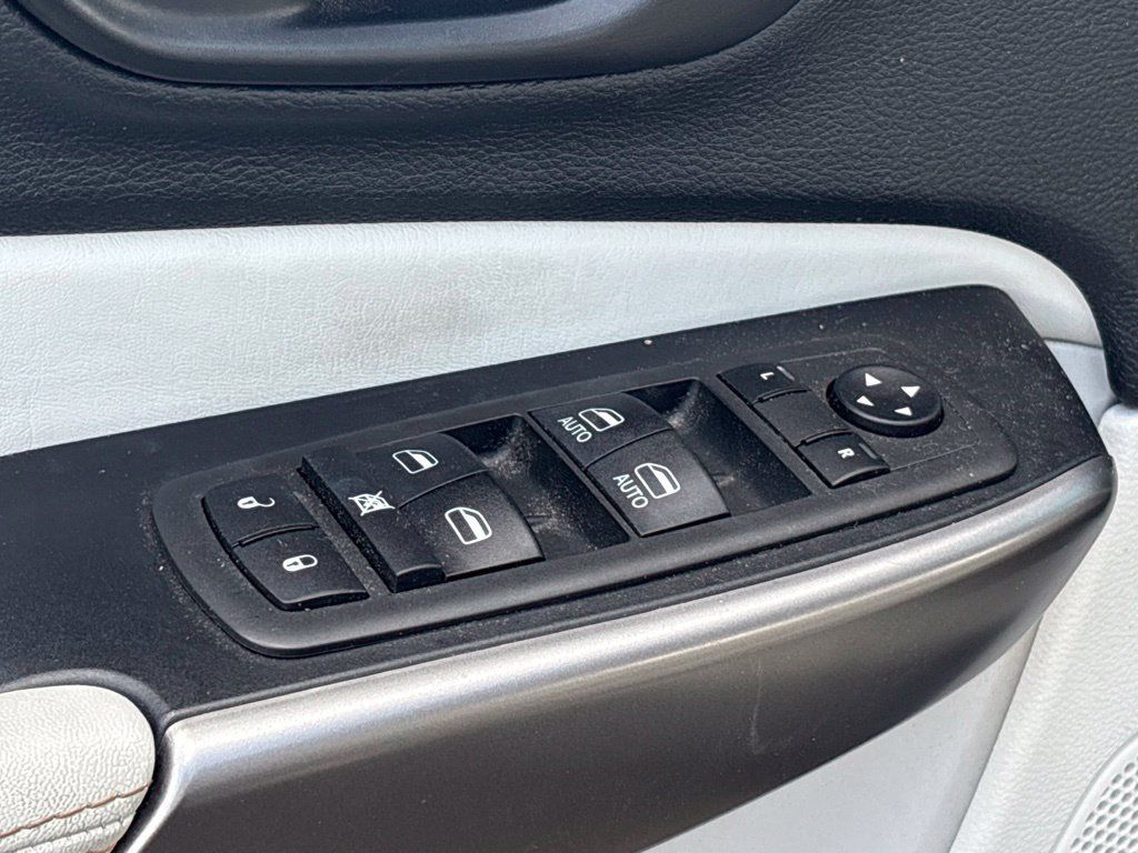 Used 2021 Jeep Cherokee Latitude Lux w/ Sun & Sound Group AWD/4WD image 12