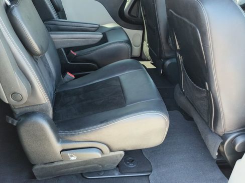 Used 2019 Dodge Grand Caravan SXT image 12