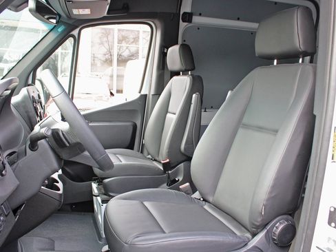 Used 2025 Mercedes-Benz Sprinter 2500 image 10