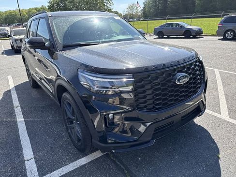 Used 2025 Ford Explorer ST-Line w/ Premium Package image 2