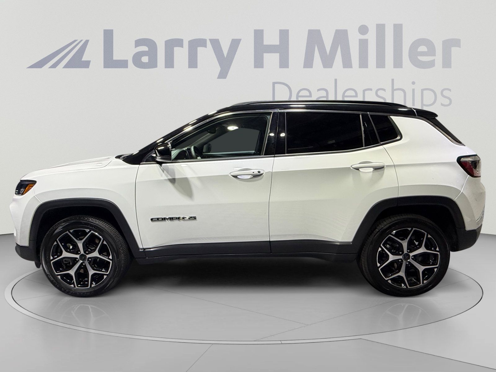 Used 2025 Jeep Compass Limited AWD/4WD image 2