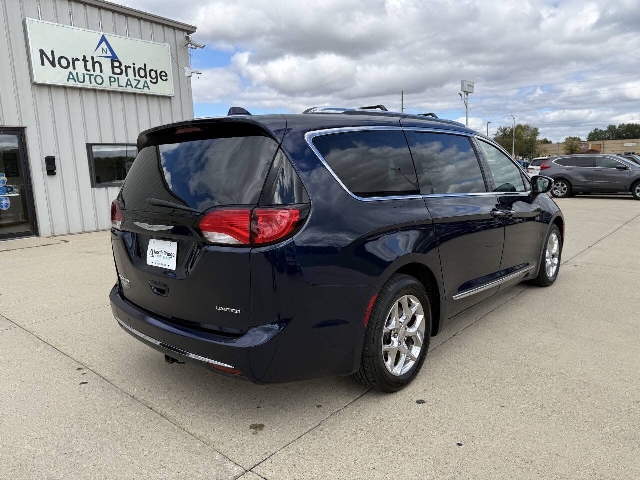Used 2017 Chrysler Pacifica Limited w/ UConnect Theater Package FWD image 4