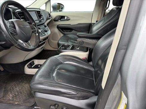 Used 2020 Chrysler Pacifica Touring-L FWD image 4