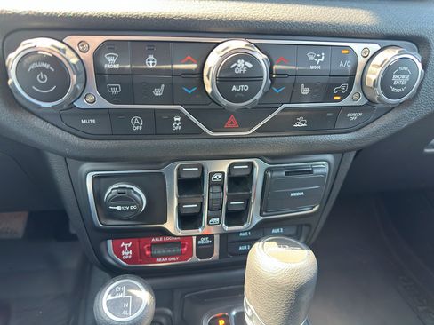 Used 2025 Jeep Gladiator Sport AWD/4WD image 25