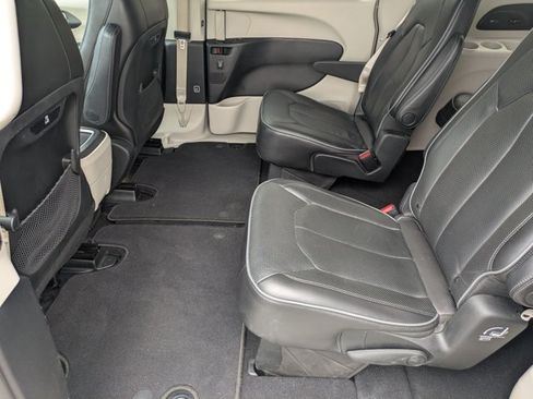 Used 2020 Chrysler Pacifica Limited FWD image 20