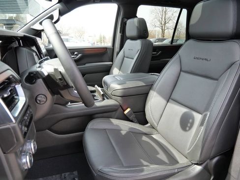 Used 2025 GMC Yukon Denali w/ Sun & Power Step Package AWD/4WD image 40