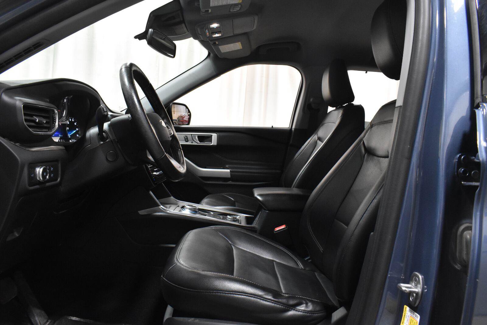 Used 2021 Ford Explorer Limited w/ Equipment Group 301A AWD/4WD image 3