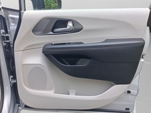 Used 2024 Chrysler Pacifica Touring-L FWD image 30