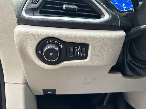 Used 2023 Chrysler Pacifica Touring-L FWD image 56