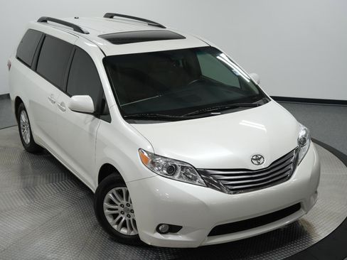 Used 2017 Toyota Sienna XLE image 43