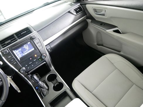 Used 2016 Toyota Camry SE image 11