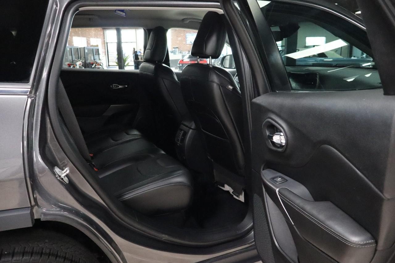 Used 2019 Jeep Cherokee Limited AWD/4WD image 31