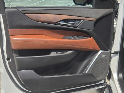 Used 2016 Cadillac Escalade Luxury AWD/4WD image 11