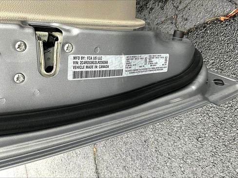 Used 2020 Dodge Grand Caravan SE w/ UConnect Hands-Free Group image 4