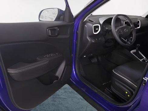 New 2025 Hyundai Venue Limited FWD image 18