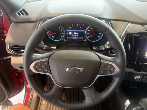 Used 2023 Chevrolet Traverse RS image 9