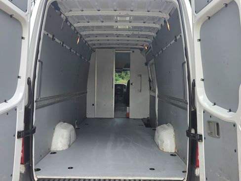 Used 2014 Freightliner Sprinter 2500 RWD image 27