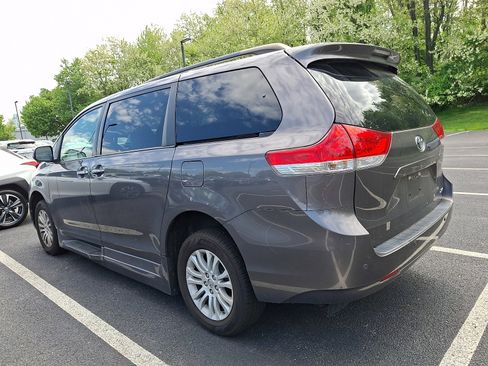Used 2013 Toyota Sienna XLE FWD image 3
