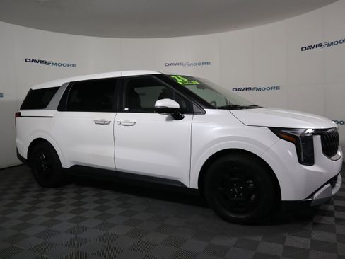 Used 2025 Kia Carnival image 4