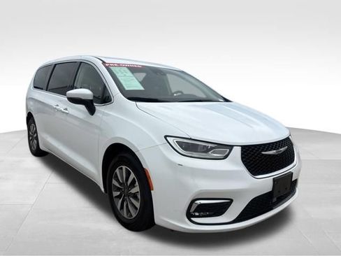 Used 2023 Chrysler Pacifica Touring-L FWD image 5