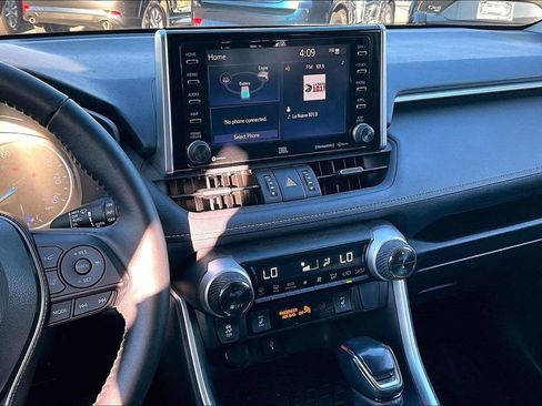 Used 2021 Toyota RAV4 XLE Premium image 8