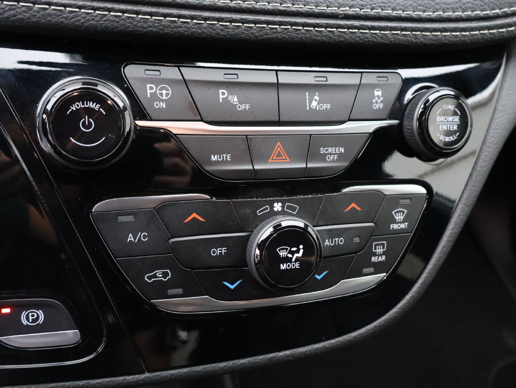 Used 2024 Chrysler Pacifica Limited FWD image 17