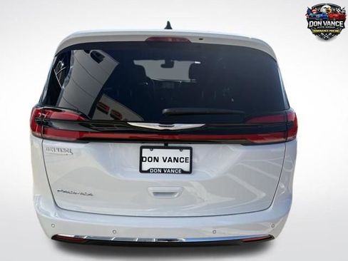 New 2026 Chrysler Pacifica Select image 4