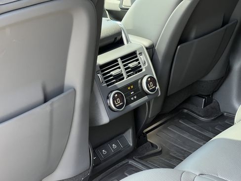 New 2024 Land Rover Discovery Dynamic SE image 17