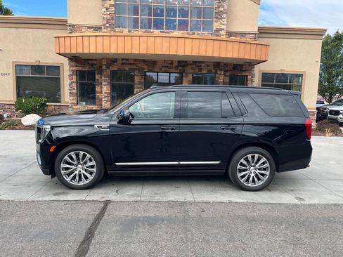 Used 2021 GMC Yukon Denali w/ Denali Ultimate Package AWD/4WD image 2