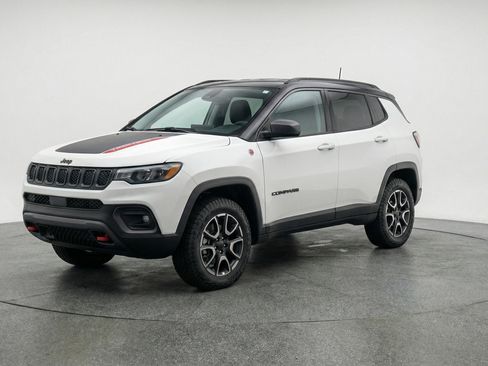 Used 2025 Jeep Compass Trailhawk image 3