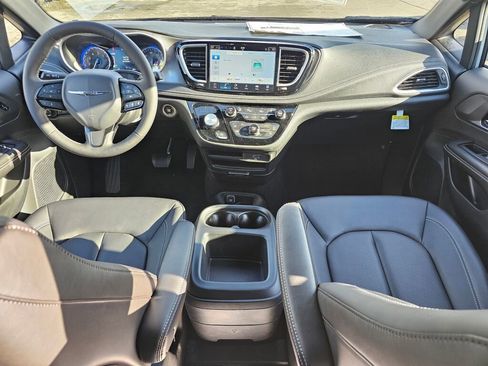 New 2026 Chrysler Pacifica Select image 16