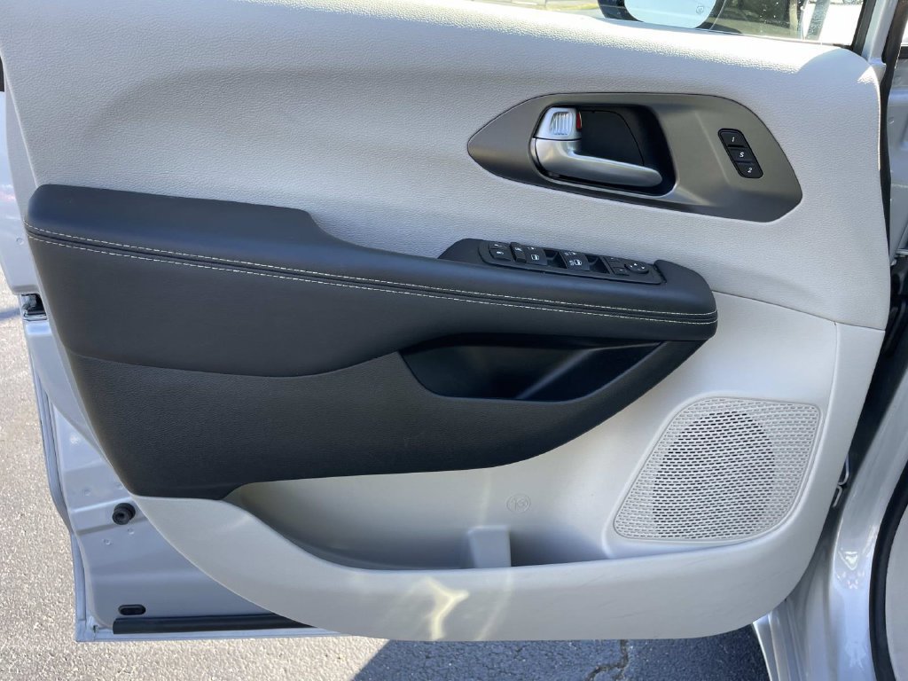 Used 2024 Chrysler Pacifica Touring-L FWD image 33