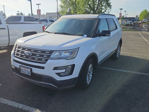 Used 2017 Ford Explorer XLT image 1