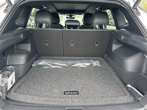 New 2026 Volkswagen Tiguan SE R-Line FWD image 9