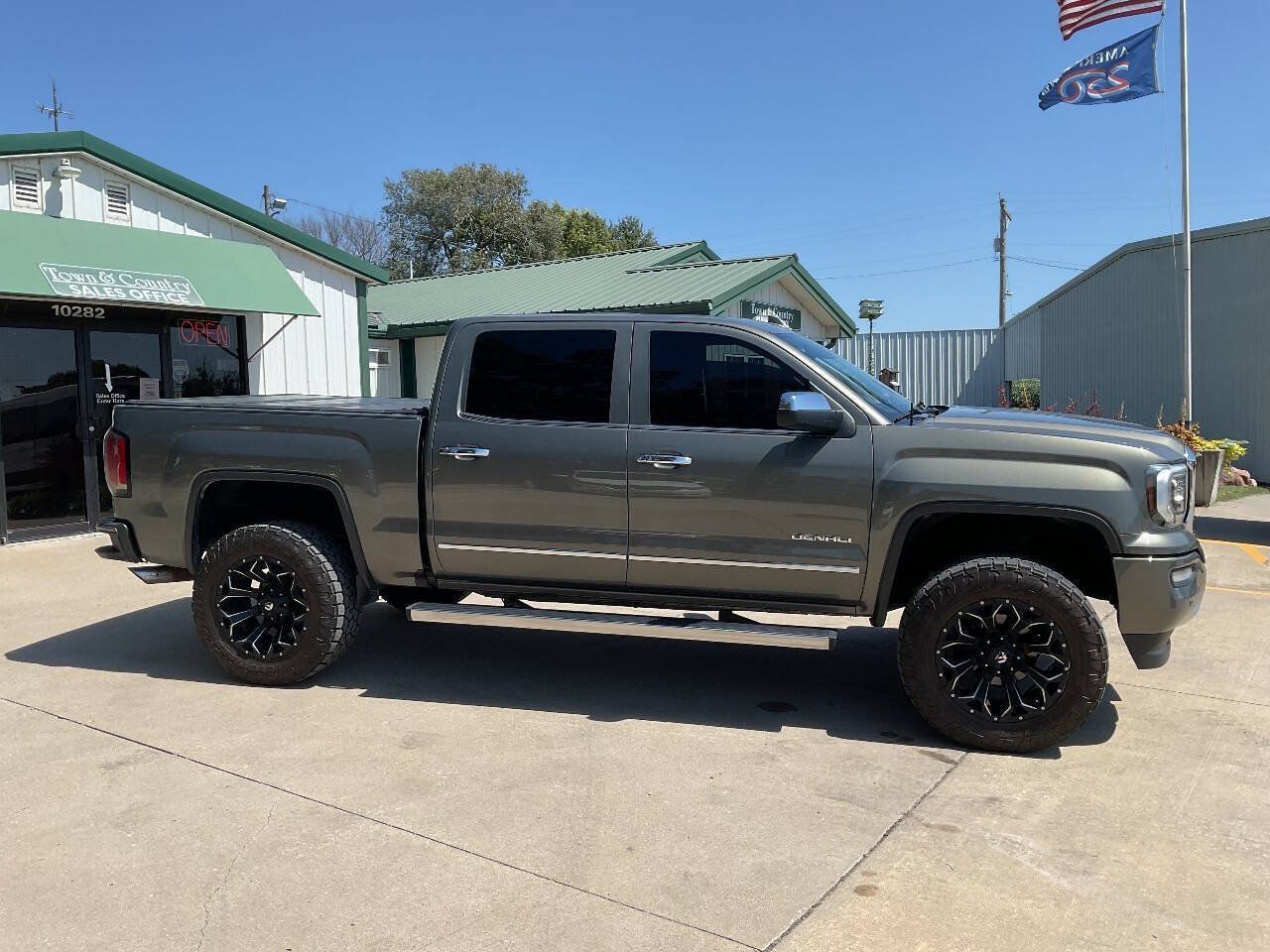 Used 2017 GMC Sierra 1500 Denali w/ Denali Ultimate Package AWD/4WD image 2