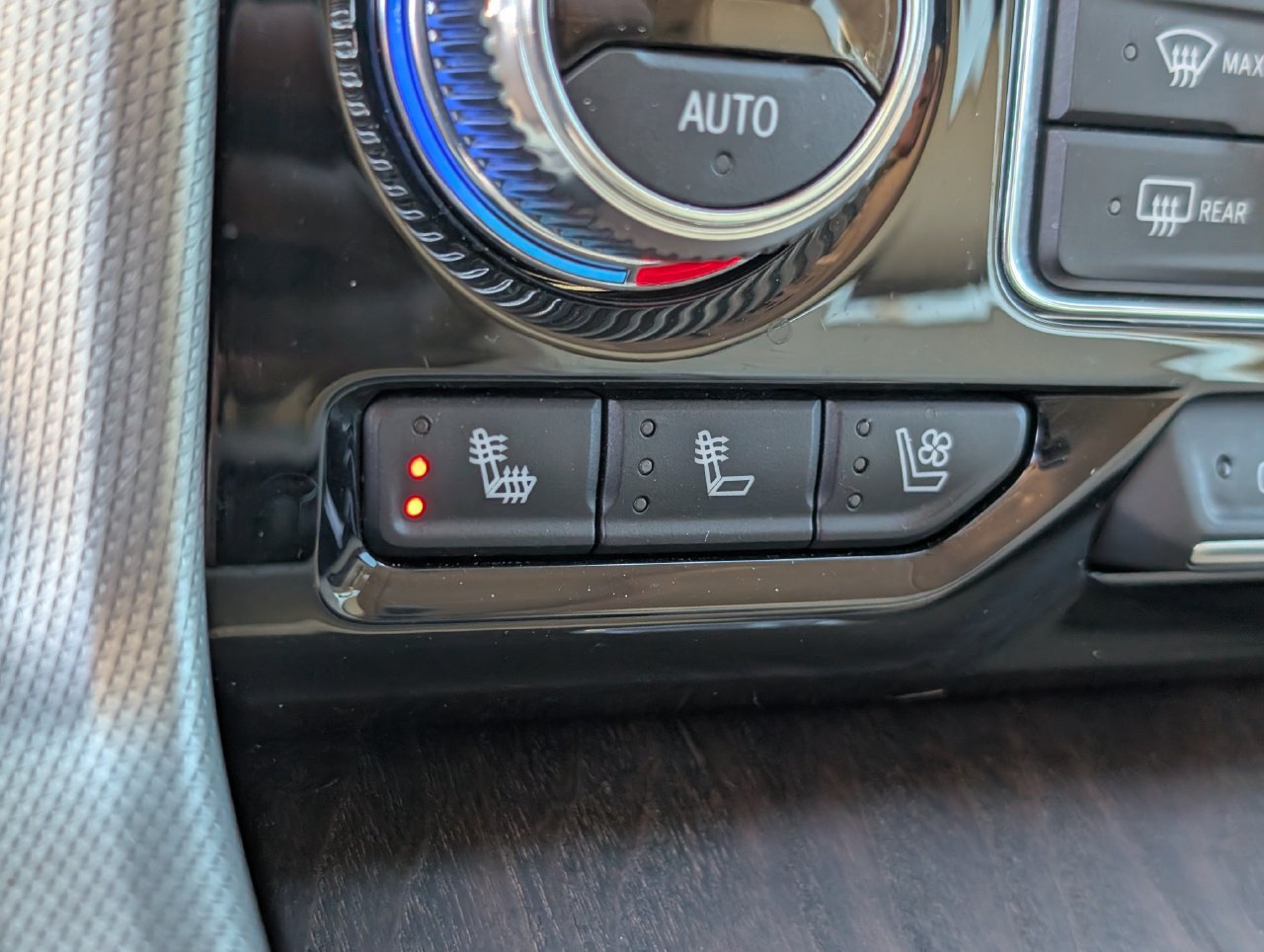 Used 2024 GMC Yukon Denali RWD image 17
