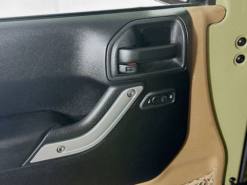 Used 2013 Jeep Wrangler Unlimited Rubicon w/ Connectivity Group image 23