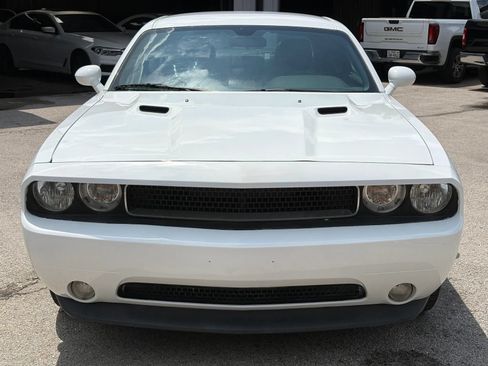 Used 2014 Dodge Challenger SXT RWD image 2