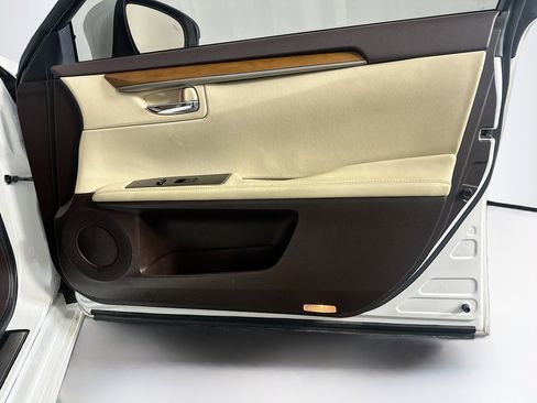 Used 2016 Lexus ES 350 w/ Premium Package w/Wood Trim FWD image 33