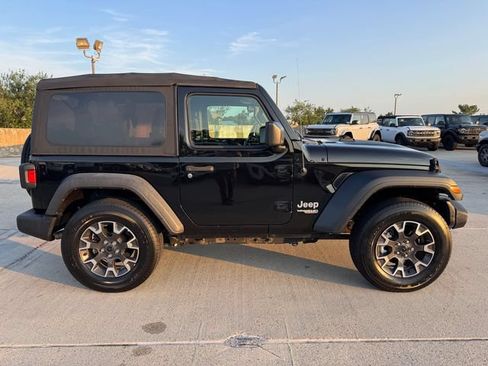 Used 2018 Jeep Wrangler Sport AWD/4WD image 4