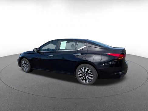 Used 2025 Nissan Altima 2.5 SV FWD image 8