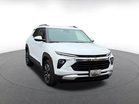 Used 2025 Chevrolet TrailBlazer LT FWD image 3