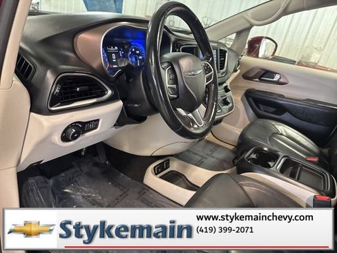 Used 2019 Chrysler Pacifica Touring-L image 37
