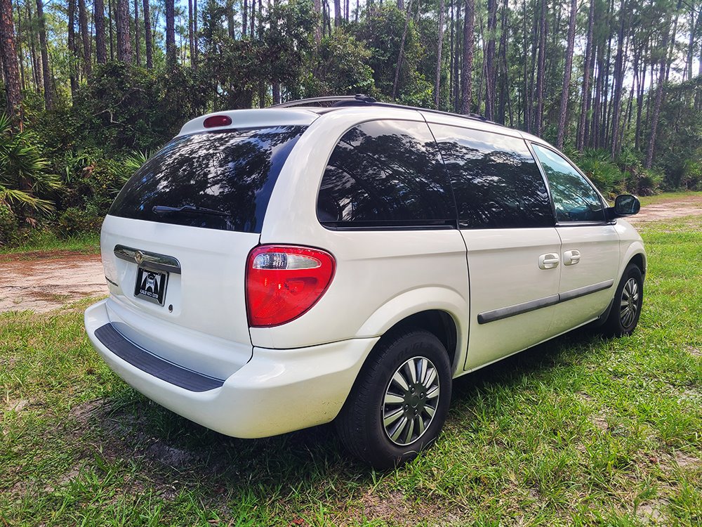 Used 2007 Chrysler Town & Country w/ Popular Equipment Group I FWD image 4