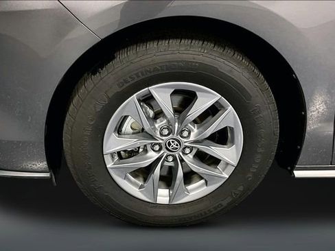 Used 2023 Toyota Sienna XLE AWD/4WD image 30