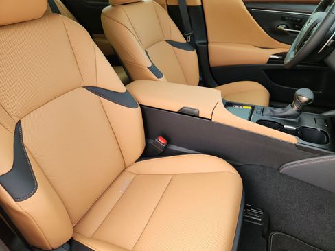 New 2025 Lexus ES 350 w/ Premium Package image 9