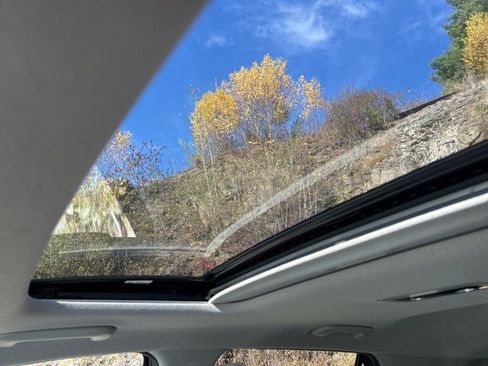 Used 2023 Kia Niro SX Touring image 28