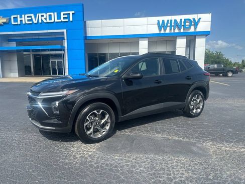 Used 2025 Chevrolet Trax LT FWD image 2