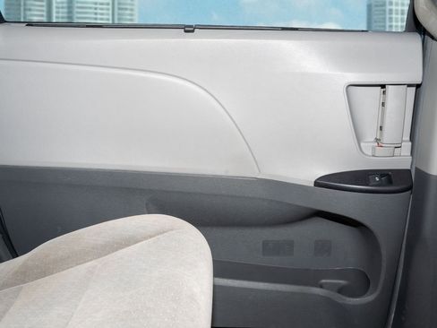 Used 2016 Toyota Sienna LE image 12